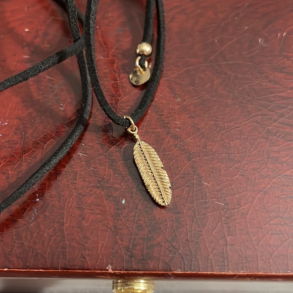 Choker necklace with feather - Picture 2 of 2